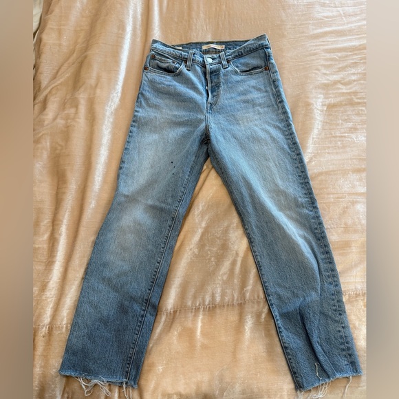 Levis wedgie fit. Unfinished hem. 25 inch inseam  three glue stains on leg. - Picture 1 of 5